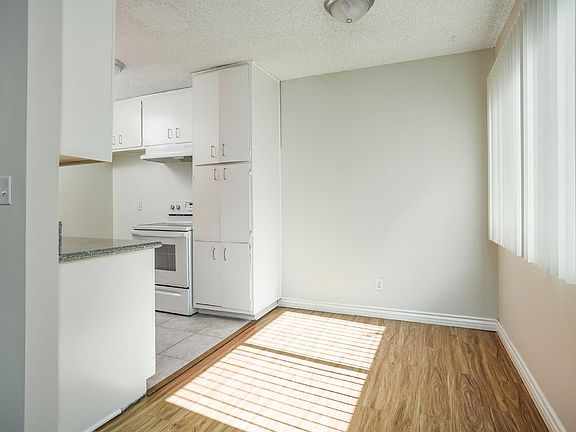 4th image of 13157 Oxnard St #202