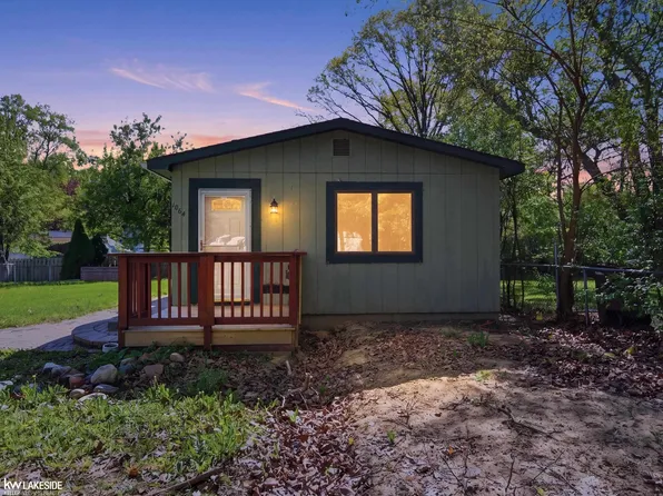 1064 Cloverlawn Dr, Pontiac, MI 48340
