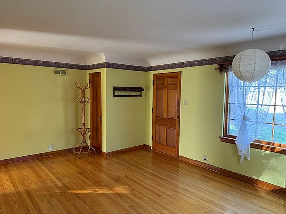 5th image of 835 N Pine Ave