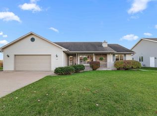 1390 Willow Bend Ln, Oshkosh, WI 54904