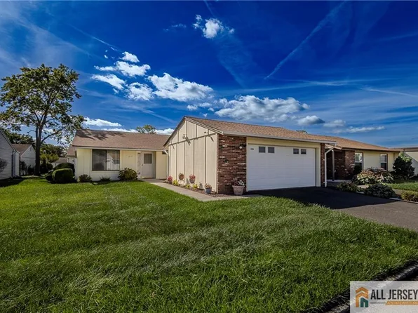 30 Larch Plz, Monroe Township, NJ 08831