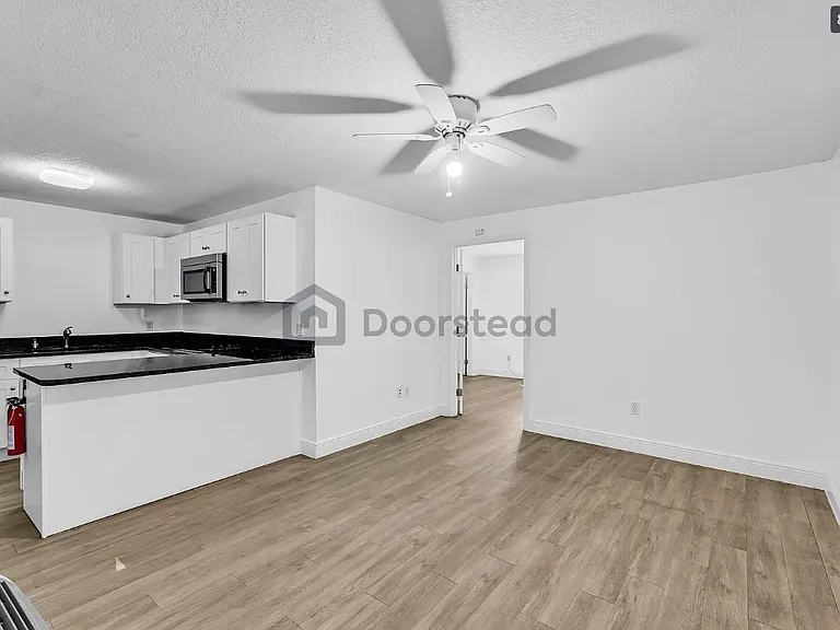 921 Penfield St #B — Photo 8