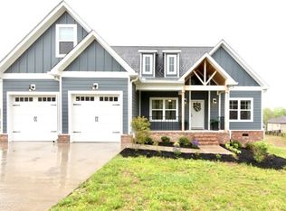 21 Hemlock Cir, Burns, TN 37029