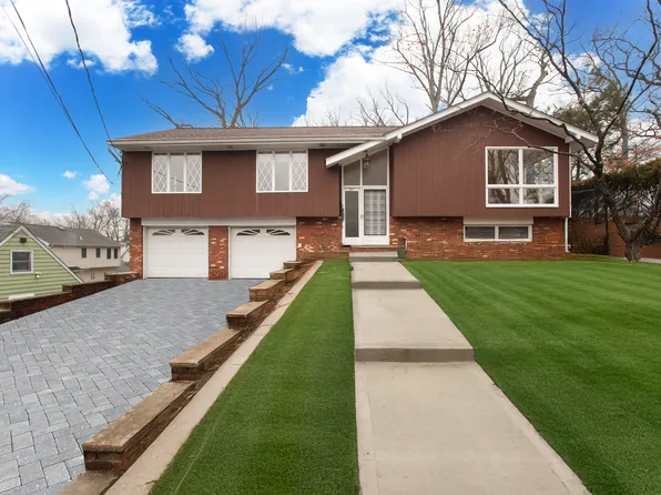 97 Heights Rd, Paramus, NJ 07652