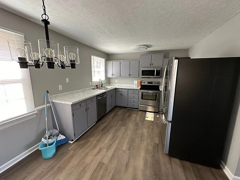 1209 Craigmont Dr — Photo 2