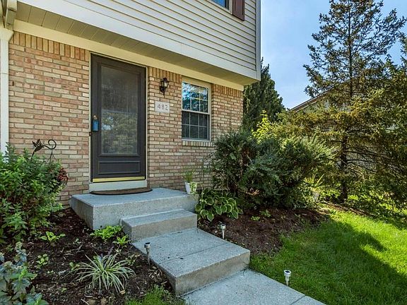 4th image of 482 W Foxtrail Cres