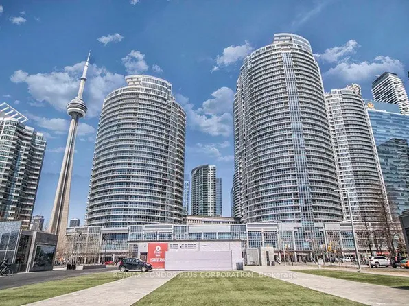 218 Queens Quay W, Toronto, ON