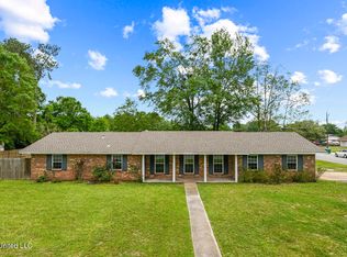 1200 Lancelot Ln, Ocean Springs, MS 39564
