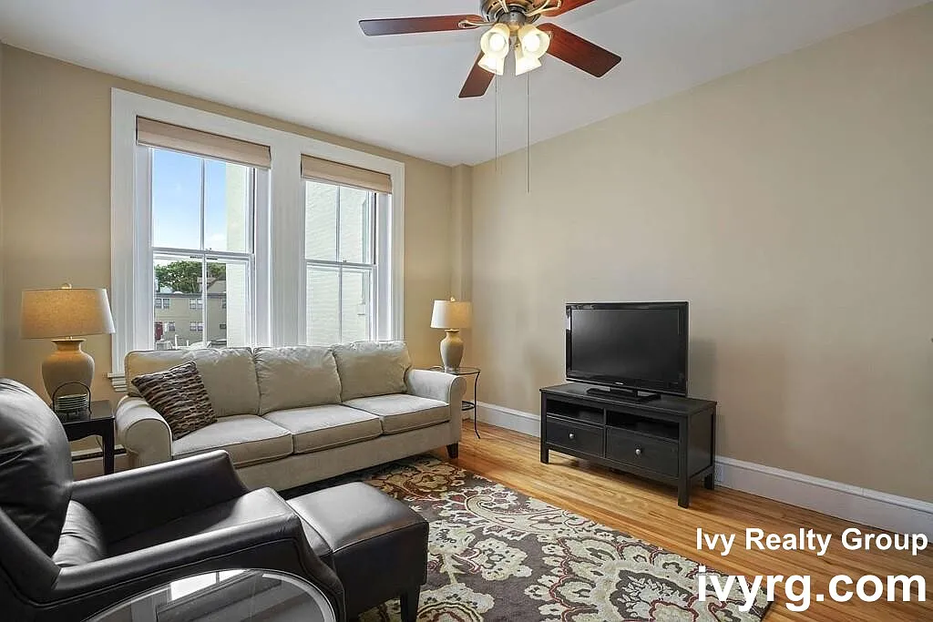 2 bed, 1.0 bath, 727 sqft, $3,600 — Photo 1