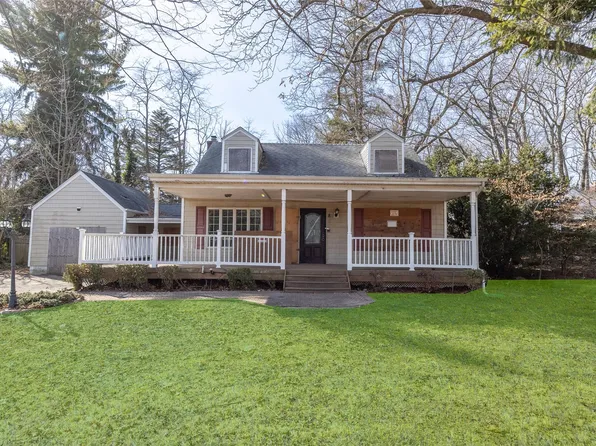 8 Cottage Court, Huntington Station, NY 11746