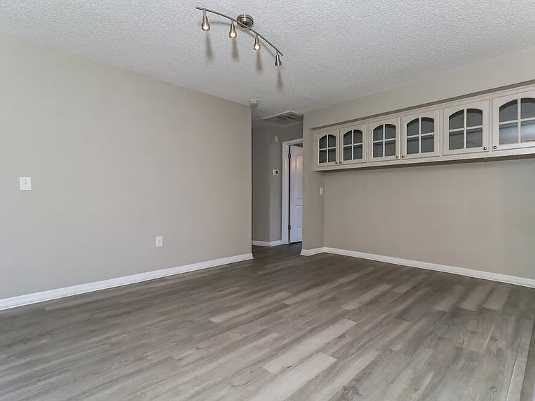 12909 Walnut Tree Ln — Photo 6