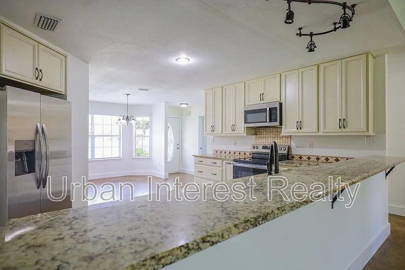 4 bed, 2.0 bath, 1950 sqft, $3,250 — Photo 3