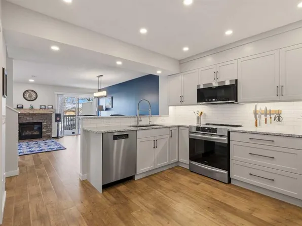 85 W Cedarview Mews SW, Calgary, AB T2W 6H8