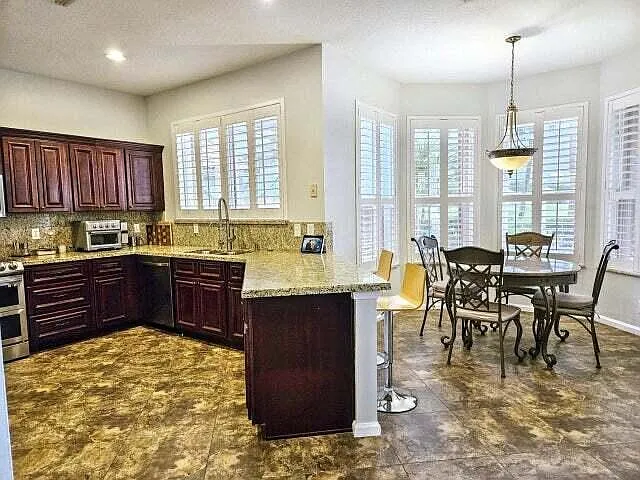 1225 Avondale Ln — Photo 3