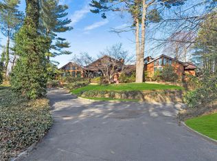 1 Locust Cove Ln, Great Neck, NY 11024