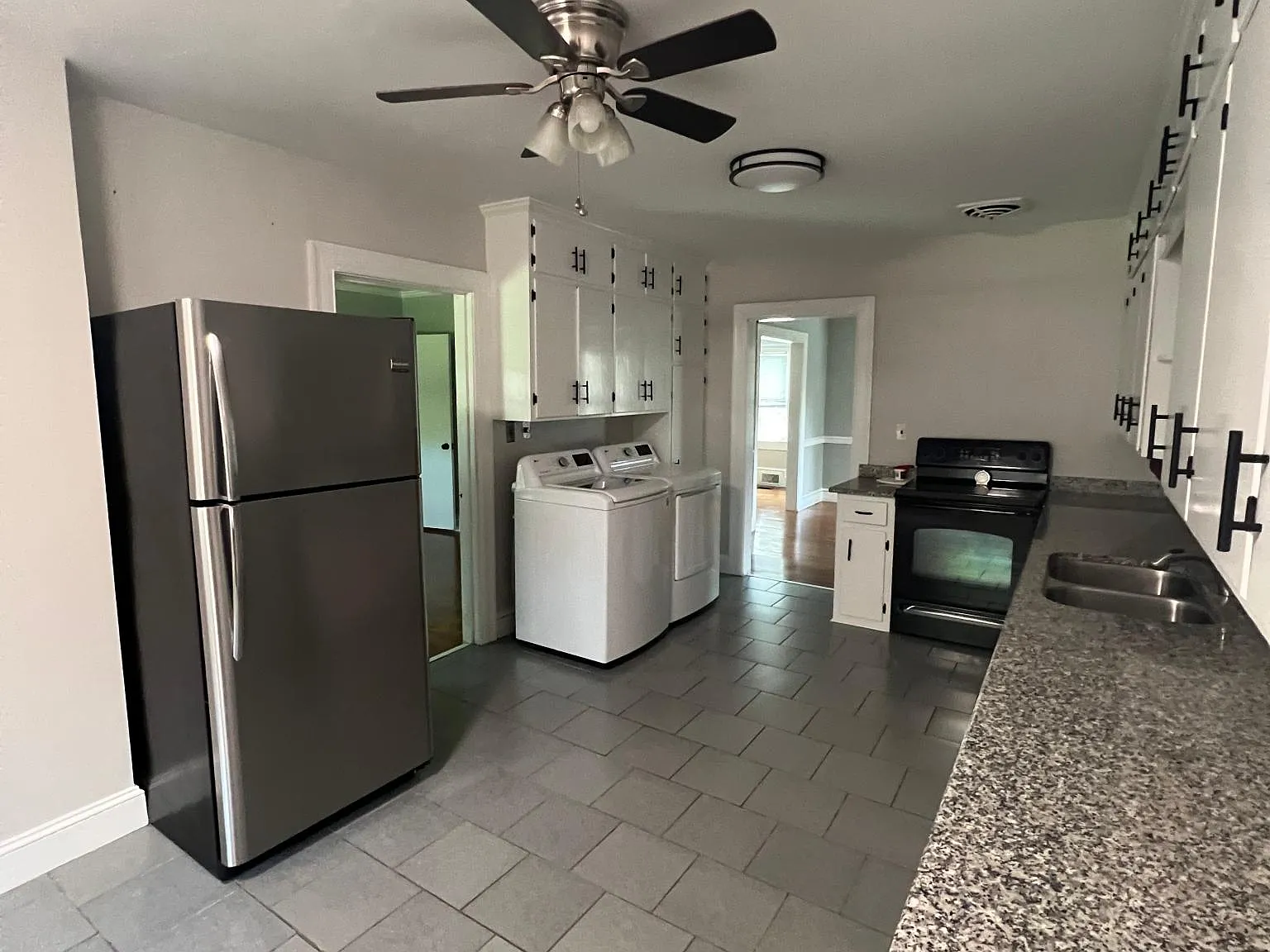 614 S Oak St — Photo 2