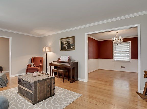 5th image of 914 Stanton Dr