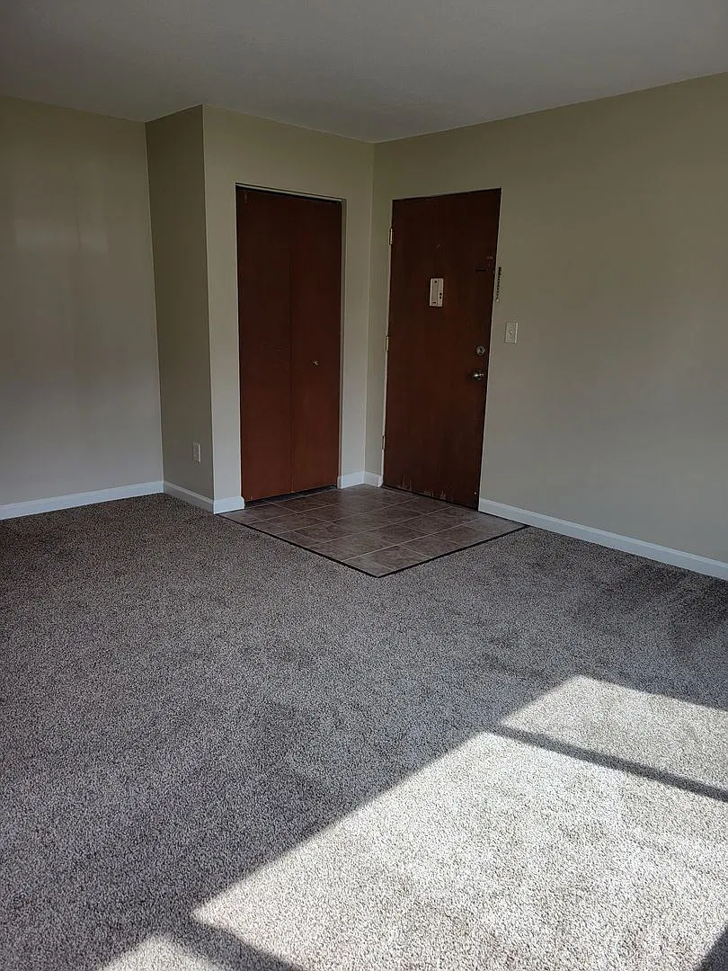 Colonial Apartments — Photo 2