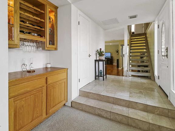 5th image of 382 Larch Crest Ct
