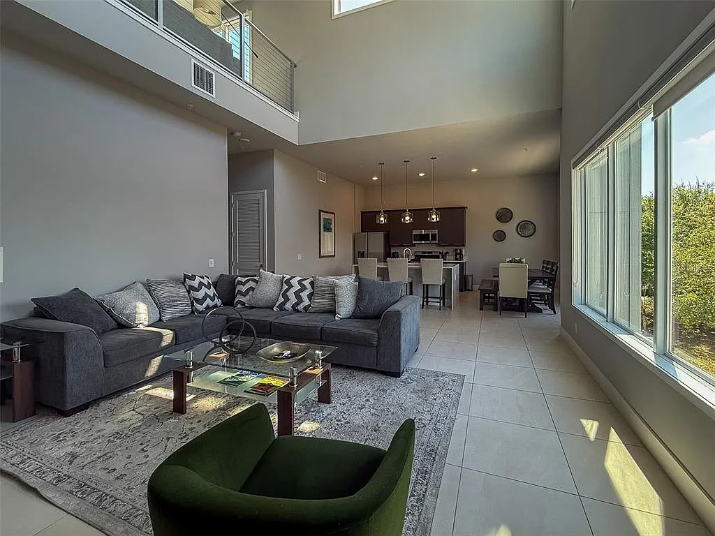 5 bed, 4.5 bath, 2630 sqft, $3,000 — Photo 2