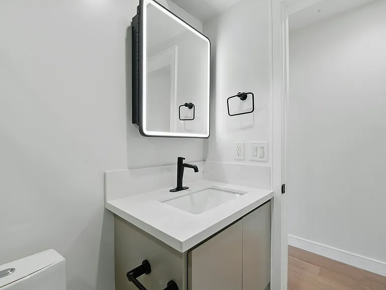 8234 Blackburn Ave #8236-1/2 — Photo 21