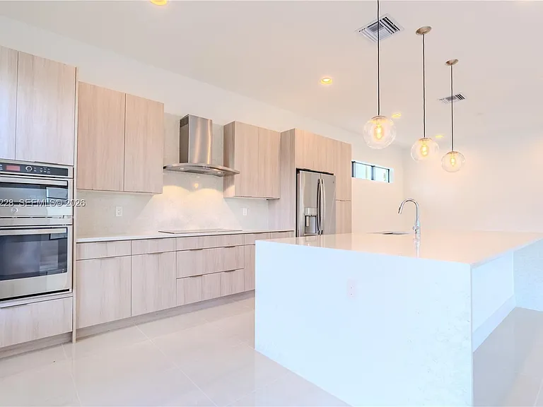 1427 SW 23rd St — Photo 12