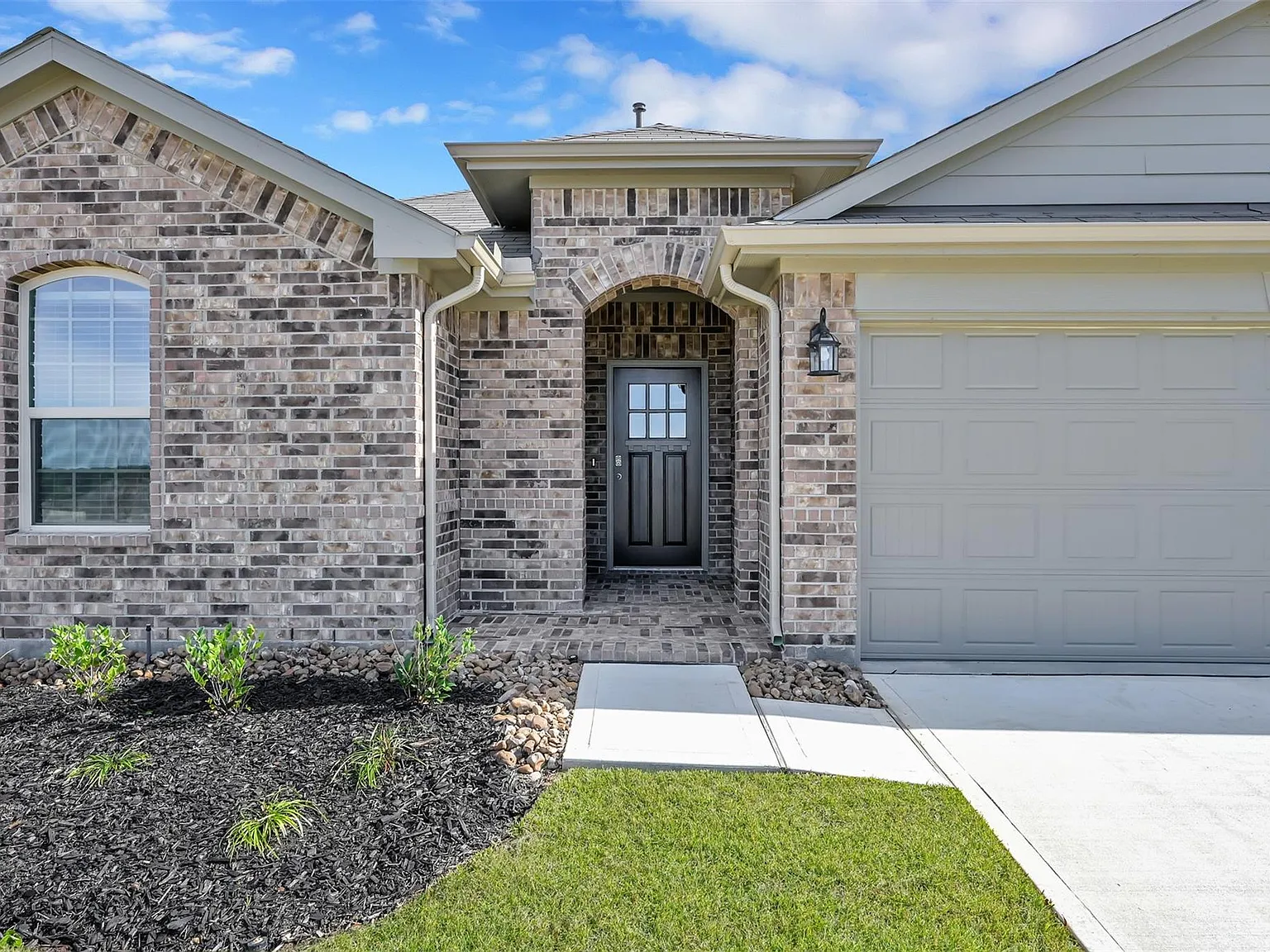 4 bed, 2.0 bath, 2030 sqft, $2,400 — Photo 2