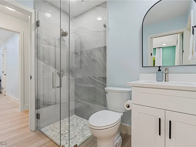 2412 La Salle Ave — Photo 23