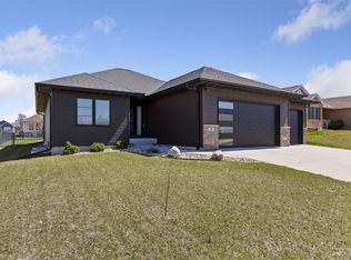 205 18th Ave, Hiawatha, IA 52233