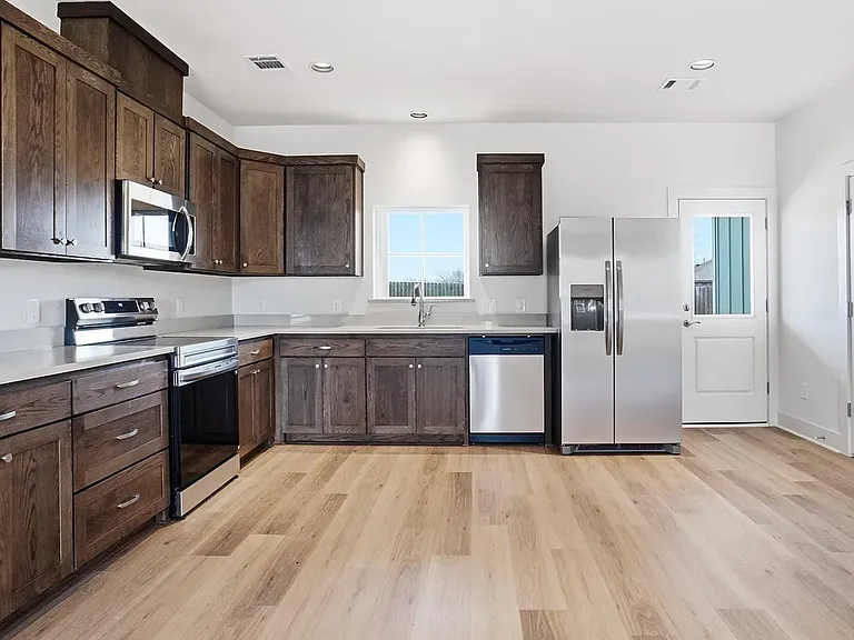 307 Railroad Ave — Photo 6