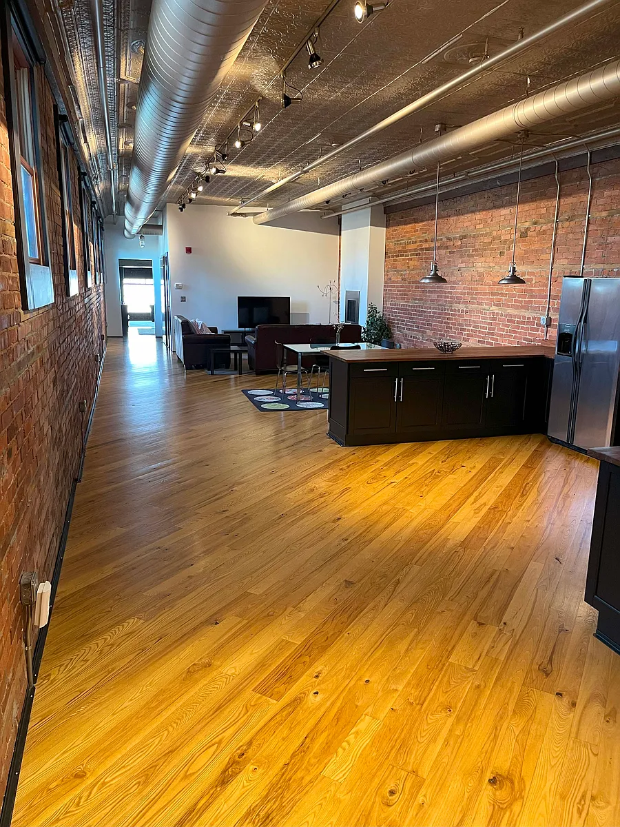 Building Photo - 209 E 3rd St #2A