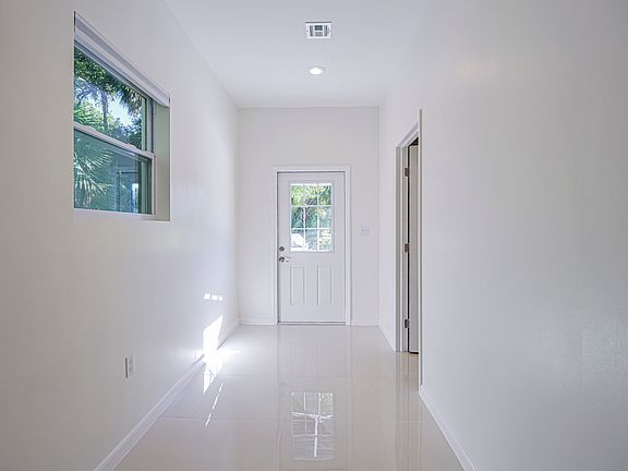 4th image of 6235B 4th St