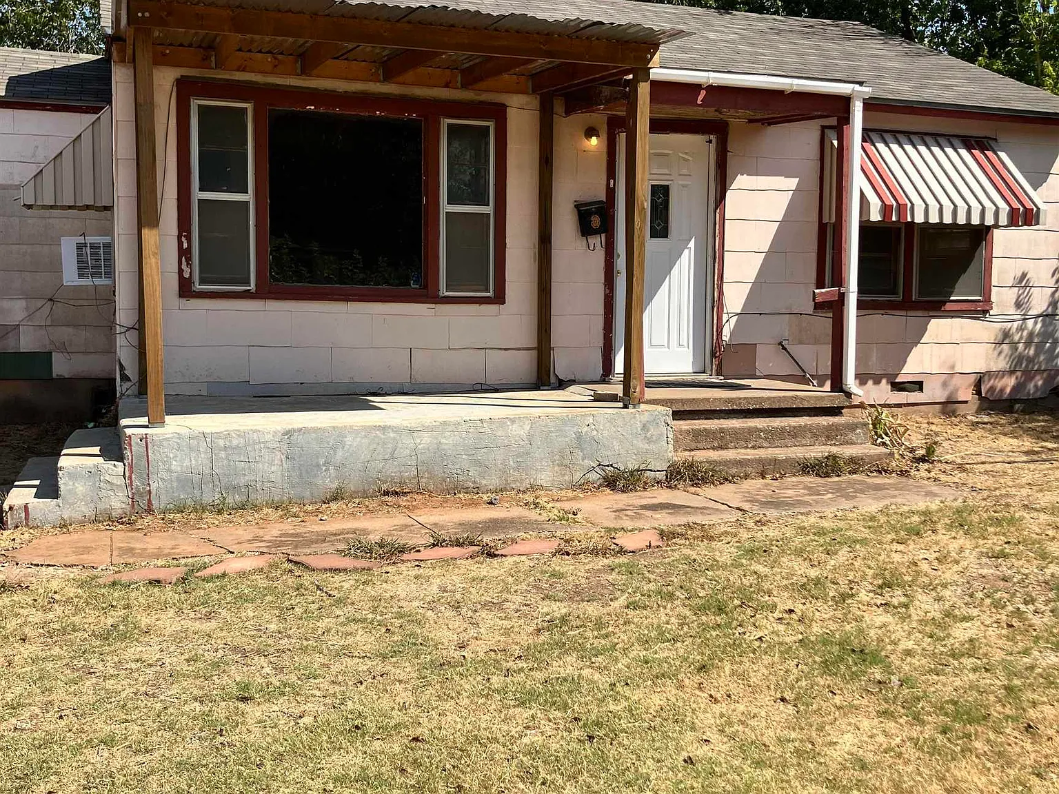 3 bed, 1.0 bath, 1056 sqft, $1,100 — Photo 1
