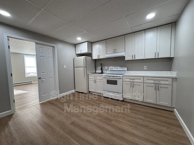 229 N Jonathan St #201 — Photo 2