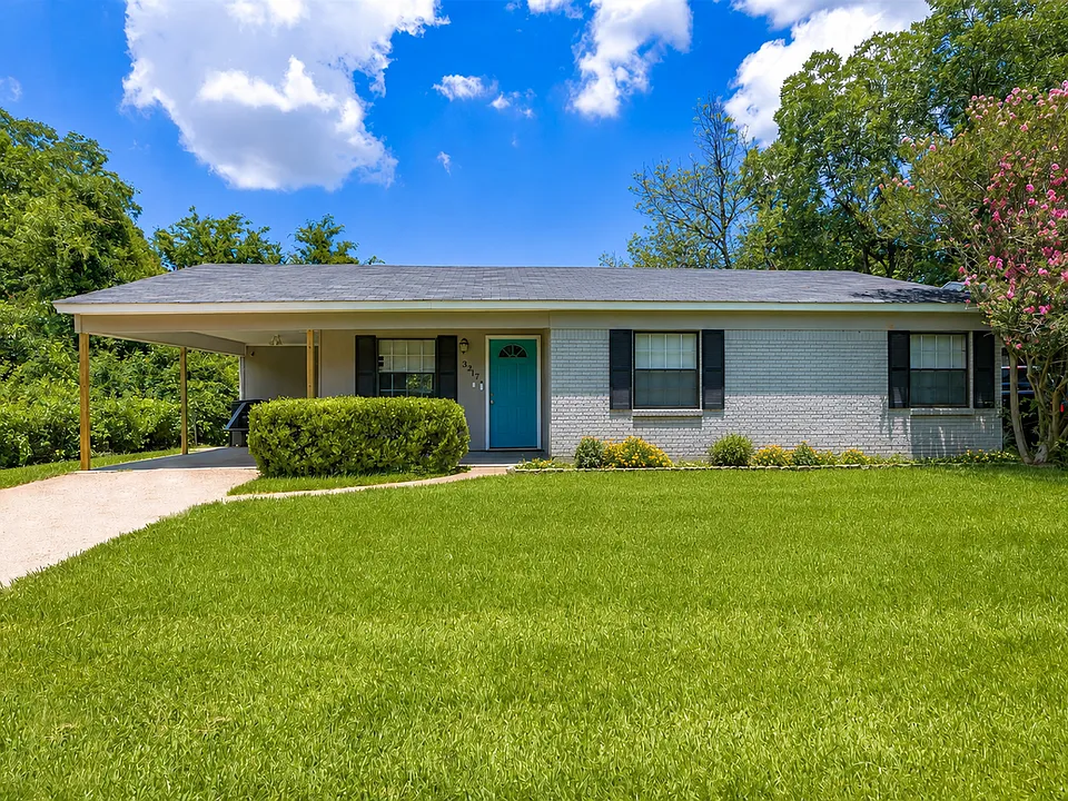 3217 Thunderbird Ln