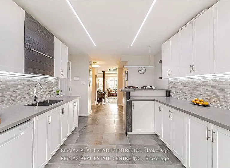 2046 Glenada Cres — Photo 11