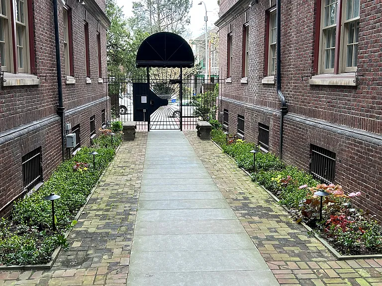 Fairfax Apartments — Photo 1