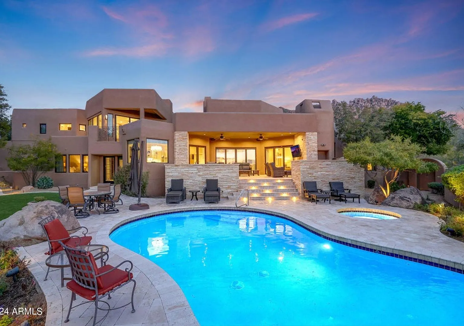 Beautiful custom home with backyard Oasis! — Photo 1