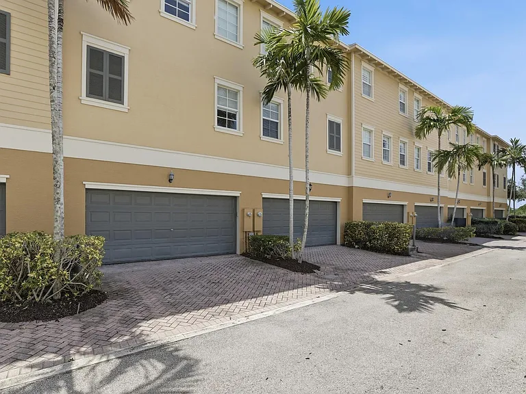 127 E Thatch Palm Cir — Photo 21