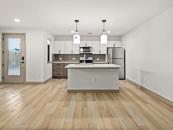 Full size kitchen with island