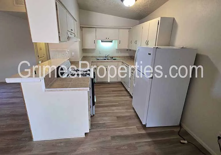 2632 Dakota St NE #7 — Photo 6