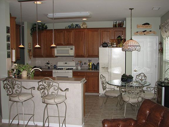 Kitchen (12'x16') w/breakfast nook.
