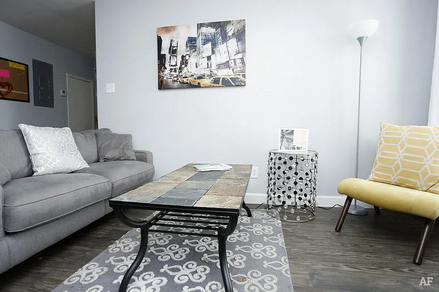The Palm Tree Apartments — Photo 4