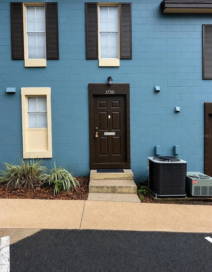 2 bed, 1.5 bath, 1200 sqft, $1,289 — Photo 2