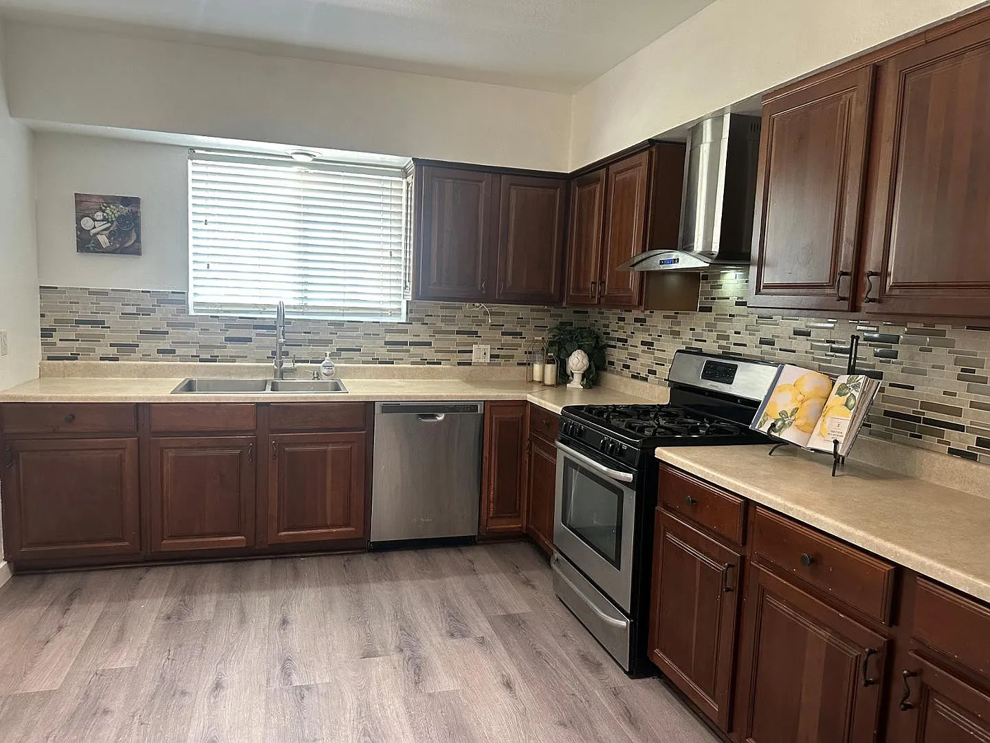 2 bed, 1.0 bath, 980 sqft, $1,599 — Photo 3