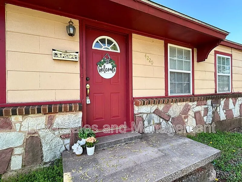 3 bed, 1.0 bath, 1044 sqft, $995 — Photo 1