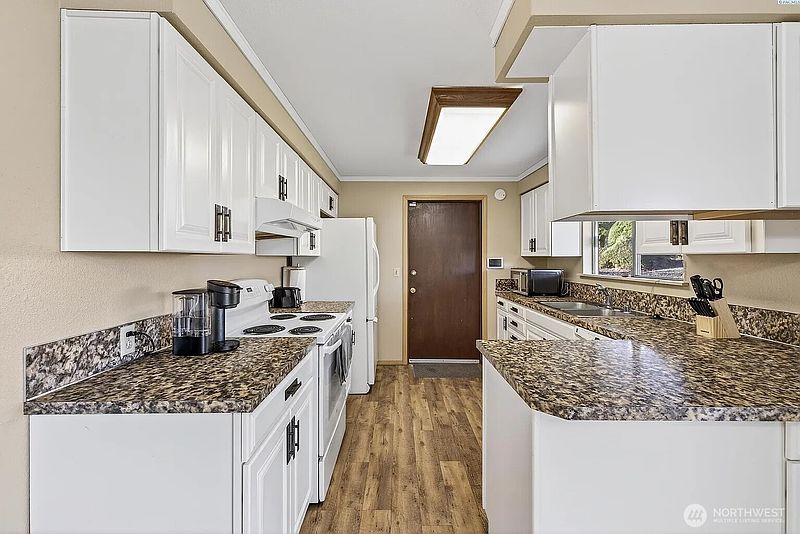 5th image of 833 Taylor Street