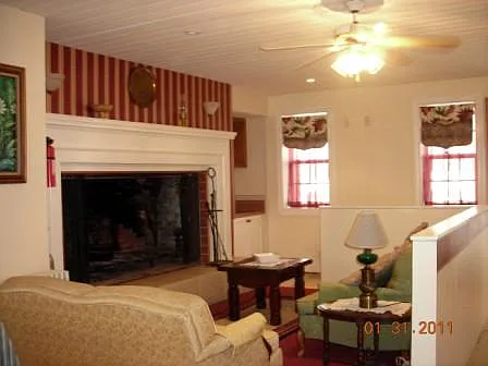 Beautiful Living room 10' Fire place