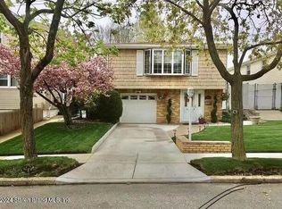 104 N Pine Ter, Staten Island, NY 10312