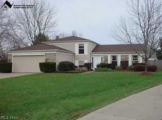 16924 N Meadows Ln, Strongsville, OH